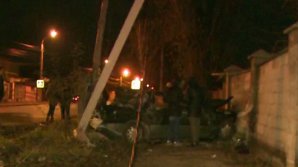 На Мунчештской улице парень на машине повалил несколько столбов и въехал в забор