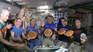 Экипаж МКС приготовил пиццу в условиях невесомости