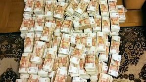 В Санкт-Петербурге из дивана бухгалтера достали 600 миллионов рублей