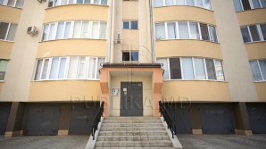 Жильцы возмущены: В многоэтажке на Ботанике стоит невыносимый запах из-за канализации