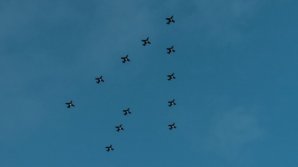 Рождественские маневры: истребители выстроились "елочкой" в небе над Стокгольмом