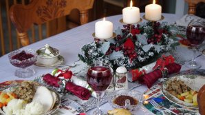 В селах на севере Молдовы люди принимают колядующих и собираются за праздничным столом