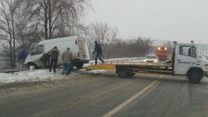 На трассе Кишинев-Дубэсарь опрокинулся микроавтобус: фото 