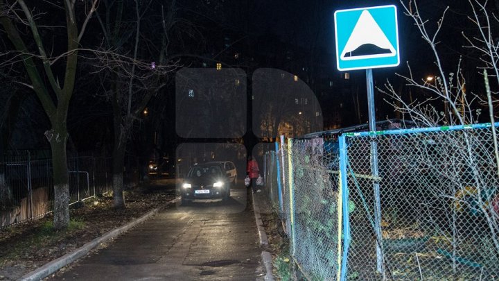 Фоторепортаж: Жители Рышкановки рискуют попасть под колёса, выходя из дома