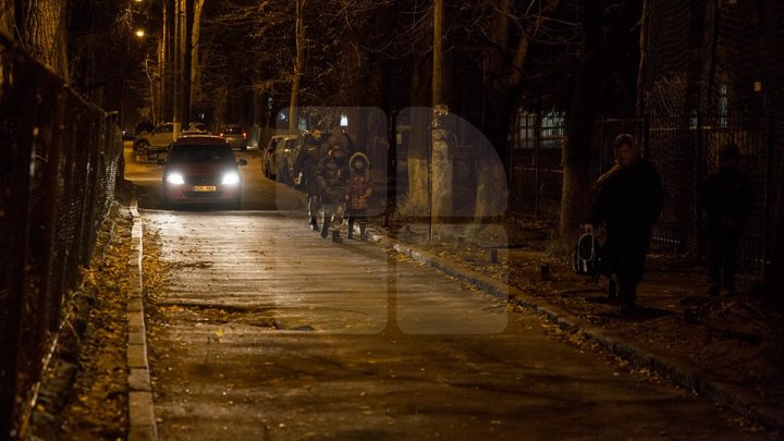 Фоторепортаж: Жители Рышкановки рискуют попасть под колёса, выходя из дома