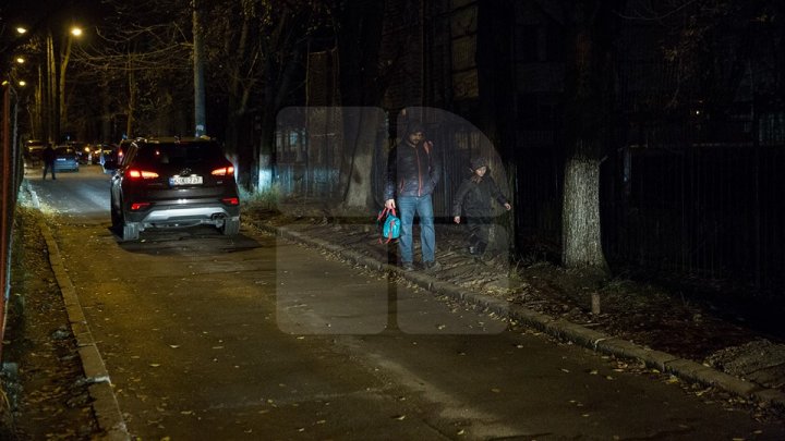 Фоторепортаж: Жители Рышкановки рискуют попасть под колёса, выходя из дома