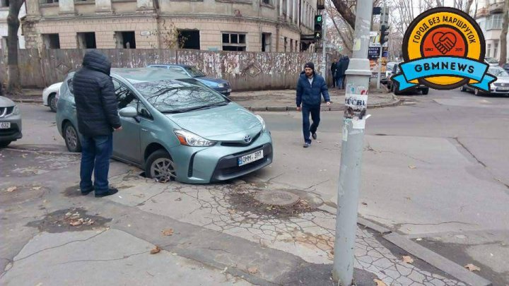 В центре Кишинёва под автомобилем провалился асфальт: фото