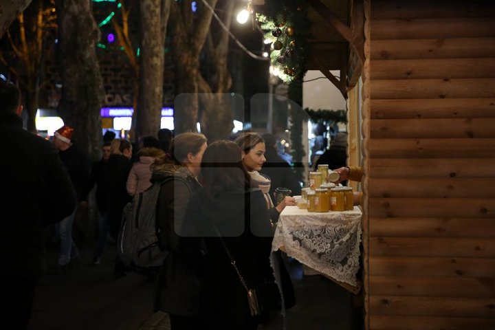 Жители столицы отправились за подарками близким на Рождественскую ярмарку