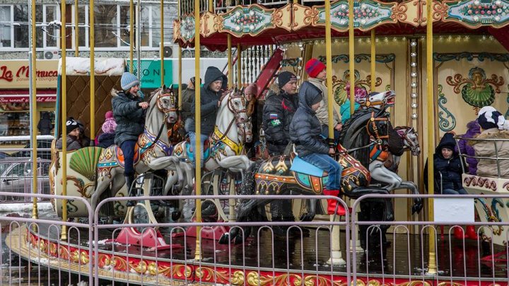 Рождественскую ярмарку показали на фото после первого снегопада