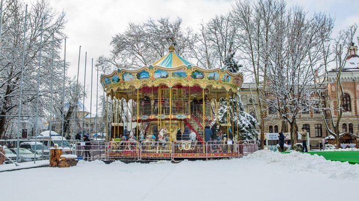 Рождественскую ярмарку показали на фото после первого снегопада