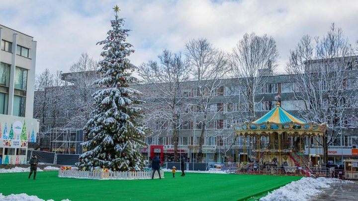 Рождественскую ярмарку показали на фото после первого снегопада