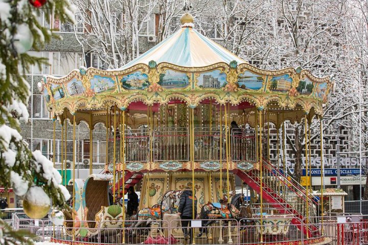 Рождественскую ярмарку показали на фото после первого снегопада