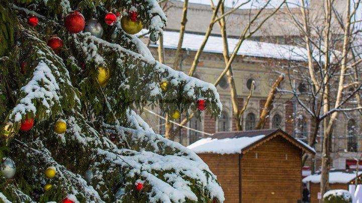 Рождественскую ярмарку показали на фото после первого снегопада