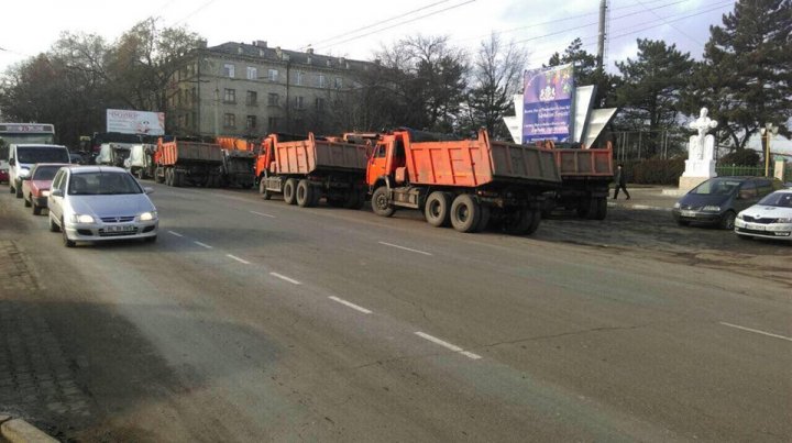 Правительство спасает Бельцы от мусора: спецтехника из Кишинёва начала очищать город