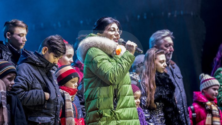 Зимние праздники начались: в столице зажгли новогоднюю иллюминацию (видео)