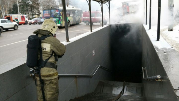 В Воронеже в подземном переходе загорелся киоск с шаурмой