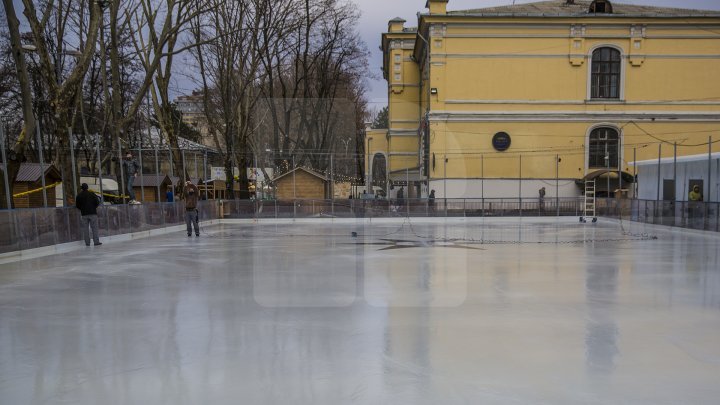 Фоторепортаж: На улице 31 августа залили самый большой каток под открытым небом