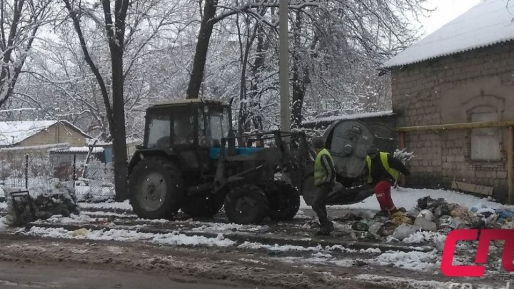 В Бельцах с мусорной площадки вывозят контейнеры