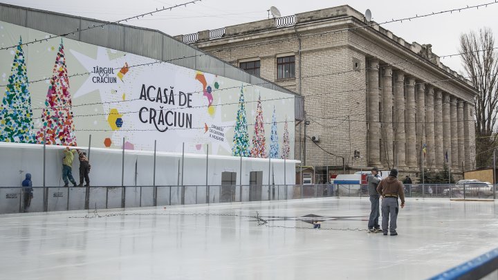 Фоторепортаж: На улице 31 августа залили самый большой каток под открытым небом