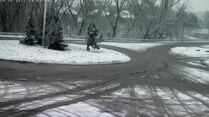 Из-за непогоды затруднено движение транспорта по дорогам страны (фото)