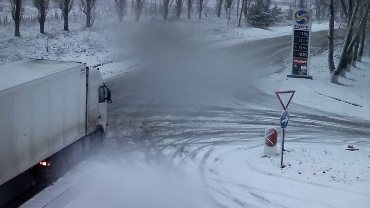 Из-за непогоды затруднено движение транспорта по дорогам страны (фото)