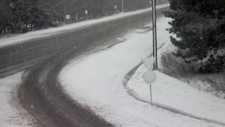 Из-за непогоды затруднено движение транспорта по дорогам страны (фото)