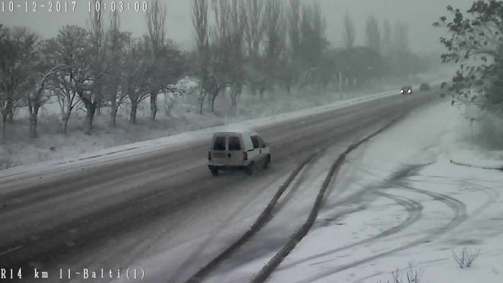 Из-за непогоды затруднено движение транспорта по дорогам страны (фото)