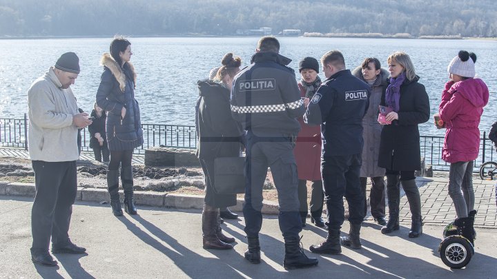 Женщина закидала булыжниками скульптуру влюблённых в парке «Валя Морилор»: видео