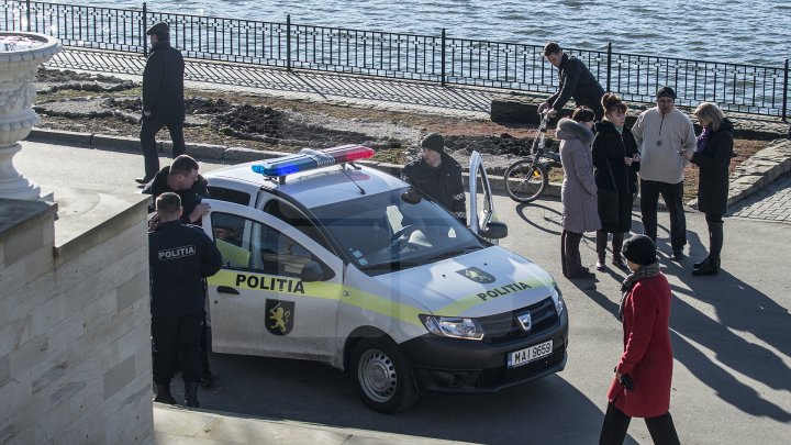 Женщина закидала булыжниками скульптуру влюблённых в парке «Валя Морилор»: видео