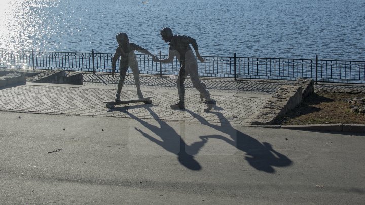 Женщина закидала булыжниками скульптуру влюблённых в парке «Валя Морилор»: видео