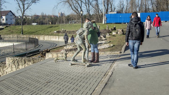 Женщина закидала булыжниками скульптуру влюблённых в парке «Валя Морилор»: видео