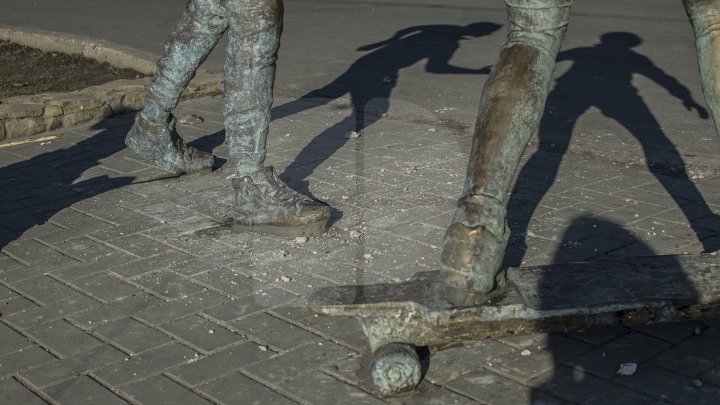 Женщина закидала булыжниками скульптуру влюблённых в парке «Валя Морилор»: видео