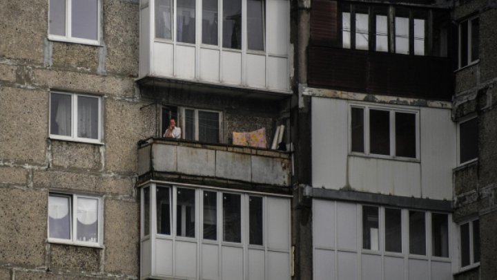 На Сахалине курившую, на балконе пенсионерку сдуло ветром с четвёртого этажа