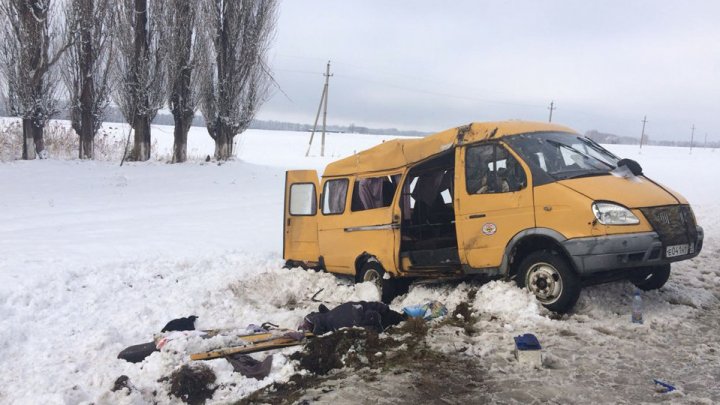 На Кубани опрокинулась маршрутка с пассажирами, погибли женщина и ребёнок