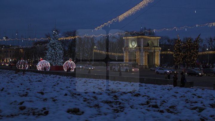 Гигантские ёлочные шары установили на центральной площади Кишинёва: фоторепортаж