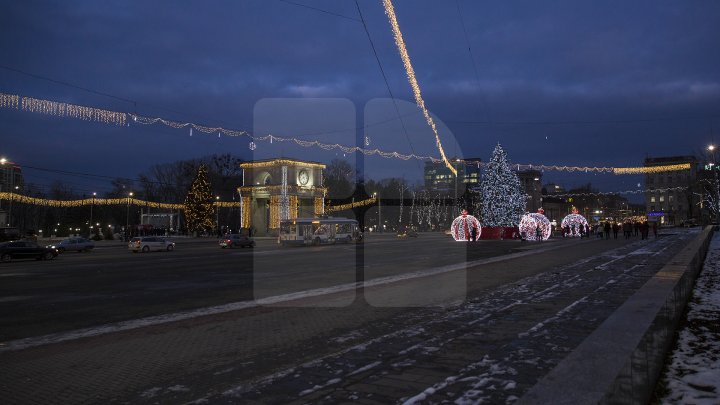 Гигантские ёлочные шары установили на центральной площади Кишинёва: фоторепортаж