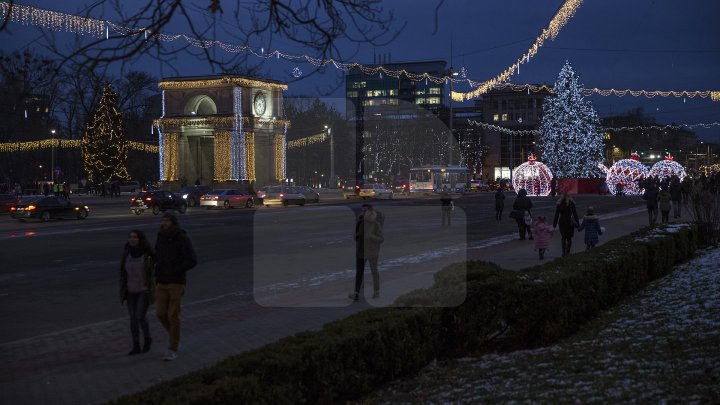 Гигантские ёлочные шары установили на центральной площади Кишинёва: фоторепортаж