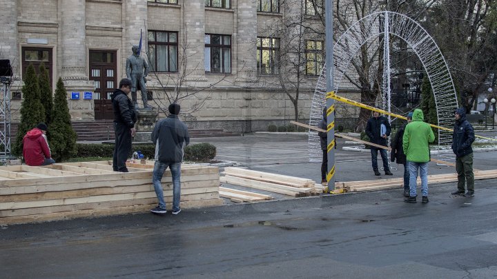 Такого вы ещё не видели: Рождественская ярмарка в центре столицы готовится к открытию (фото)