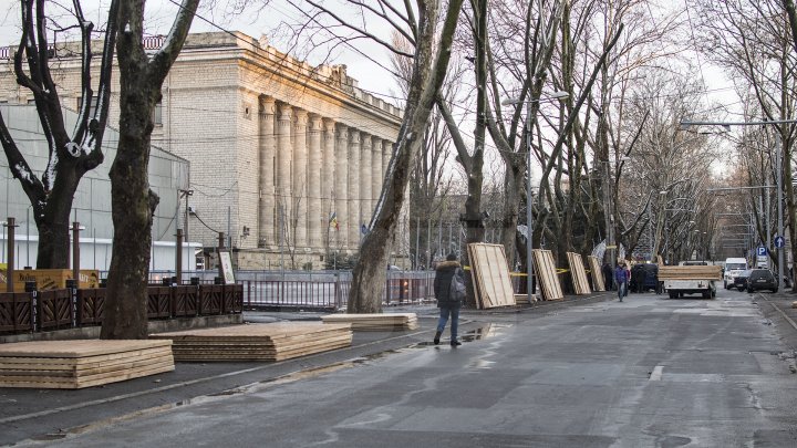 Такого вы ещё не видели: Рождественская ярмарка в центре столицы готовится к открытию (фото)