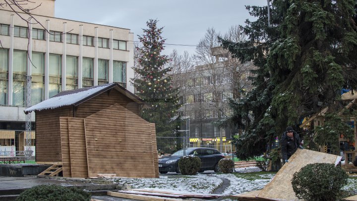 Такого вы ещё не видели: Рождественская ярмарка в центре столицы готовится к открытию (фото)