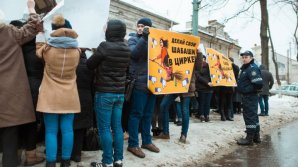 Около 400 человек устроили акцию протеста возле офиса Майи Санду: фото