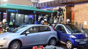 В Германии автобус со школьниками врезался в стену жилого дома
