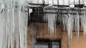 Полуторагодовалая девочка пострадала в Магадане от падения сосульки  