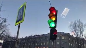 Неисправный светофор привёл в замешательство столичных водителей (видео)