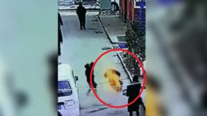 "Открыл портал в ад": в Китае мальчик бросил петарду в люк и взлетел