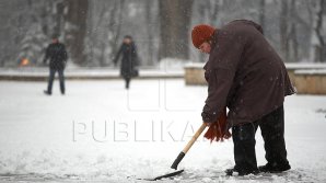 В Бельцах жители частных домов сами расчищают улицы от снега