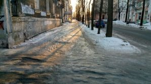 Сильвия Раду отчитала столичных чиновников за обледенелые тротуары и аллеи