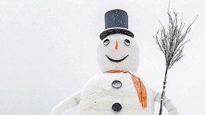 В столичном пригороде Тогатин слепили трехметрового снеговика