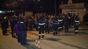 Протест в селе Пухой Яловенского района: люди не довольны отсутствием транспорта