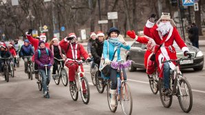 Деды Морозы на велосипедах поздравили с Новым годом и Рождеством многодетные семьи